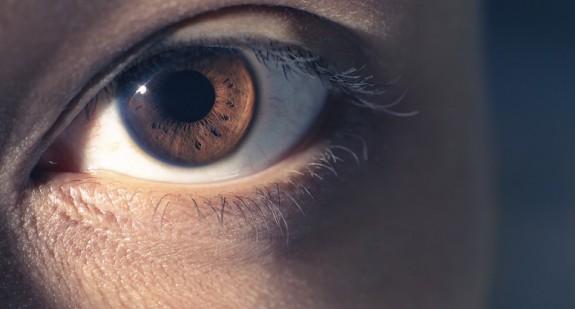 Guzek na powiece oka – o czym świadczy i jak go leczyć?