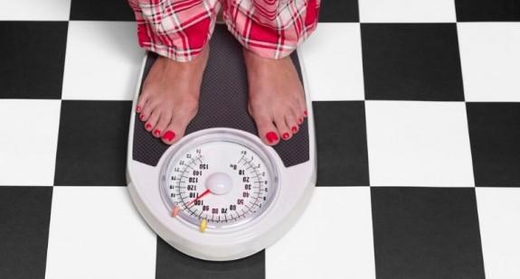 Skąd się bierze otyłość? Wbrew pozorom nie tylko z dużych porcji na talerzu