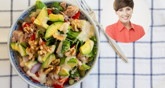 #ObiadNaZdrowie: Sałatka  z awokado i pomidorów - przepis na zdrowy, sycący obiad