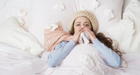 Antybiotyk na grypę – fakty i mity o leczeniu sezonowego wirusa. Jakie leki wybrać?