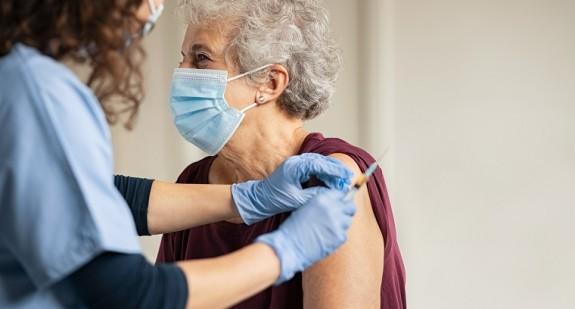 Skutki uboczne po szczepionce na COVID-19 występują rzadziej u osób starszych 