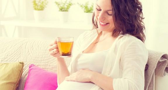 Herbata rumiankowa dla przyszłych mam - czy w ciąży można pić rumianek?