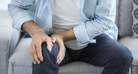 Zapalenie stawu kolanowego – przyczyny i objawy. Czy możliwe jest domowe leczenie?