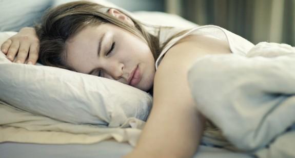 Masz kłopoty z zasypianiem? Poznaj techniki, dzięki którym zaśniesz nawet w 10 sekund! 
