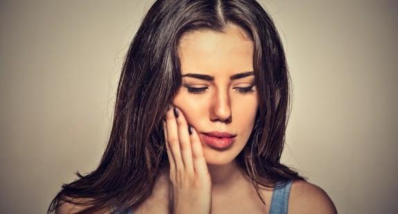 Ukruszony ząb – przyczyny. Co robić, gdy boli? Ukruszony ząb u dziecka