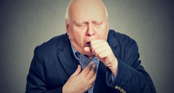 Woda w płucach u starszej osoby (płyn w jamie opłucnej) – przyczyny