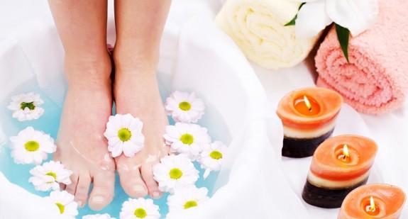 Moczenie nóg i kąpiel w sodzie oczyszczonej – w jakich sytuacjach pomaga?