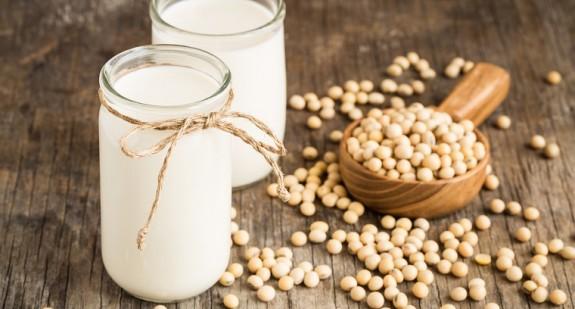 Mleko sojowe – kalorie, wartości odżywcze, właściwości i wpływ na zdrowie. Jak przyrządzić mleko sojowe w domu?