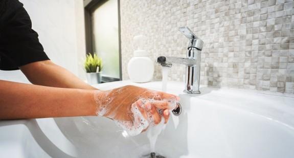 Ile razy w ciągu dnia trzeba myć ręce, aby uchronić się przed zarażeniem koronawirusem SARS-CoV-2 ? 
