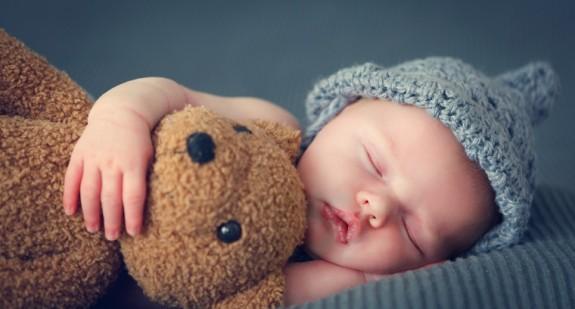 Co się dzieje kiedy niemowlę śpi? Sprawdź, jak sen wpływa na jego mózg!