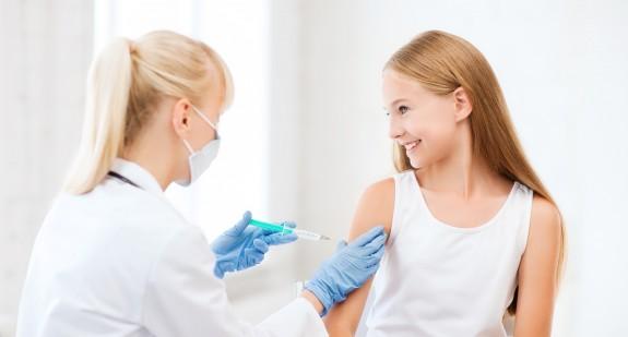 Czy warto szczepić się przeciw grypie? Jakie skutki uboczne mogą się pojawić?