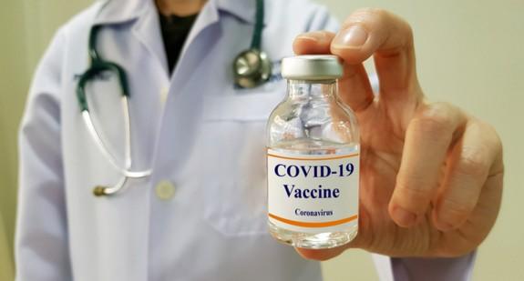 Ile będą kosztowały szczepionki na COVID-19? Firmy podały swoje stawki