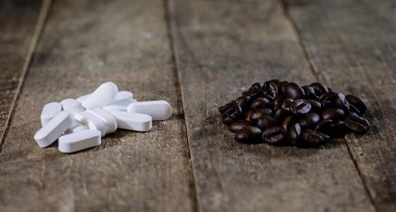 Kofeina w tabletkach – dla kogo jest przeznaczona? Działanie kofeiny i możliwe skutki uboczne jej stosowania 
