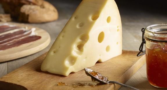 Ser żółty czy wyrób seropodobny? Jak je rozróżnić? Czy jedzenie żółtego sera jest bezpieczne dla zdrowia? 