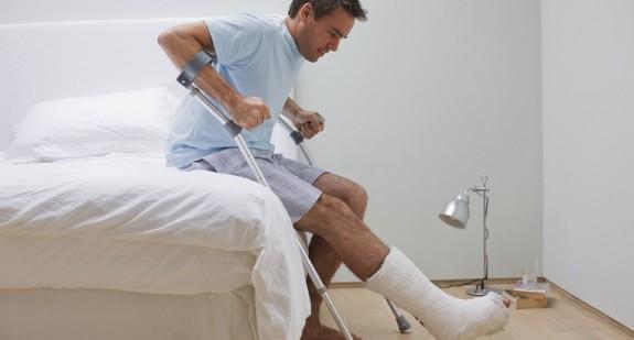Złamana noga – na czym polega pierwsza pomoc i rehabilitacja?