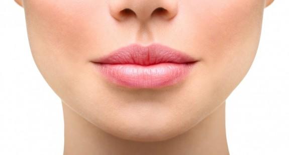 Powiększanie ust kwasem hialuronowym i domowymi sposobami. Jakie są efekty zabiegów?