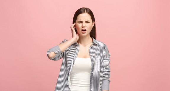Skąd ten szum w uszach? Przyczyną może być stres i hałas, ale też poważna choroba 