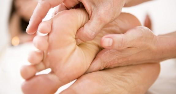 Refleksoterapia, czyli leczniczy masaż stóp, głowy i dłoni. Sprawdź, jak może poprawić zdrowie