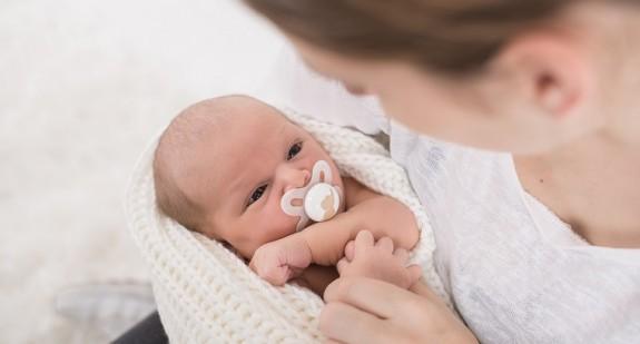 Od kiedy niemowlę zaczyna widzieć? Jak i co widzi dziecko w kolejnych tygodniach po urodzeniu?