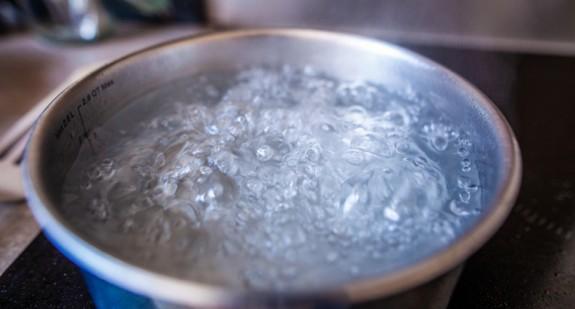 "COVID-19 można leczyć gorącą wodą" – tak twierdzi premier Nepalu