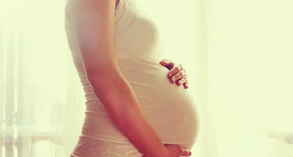 Wzdęcia w ciąży: co robić, gdy się pojawią? Dieta, ruch, zioła i leki na wzdęcia w ciąży