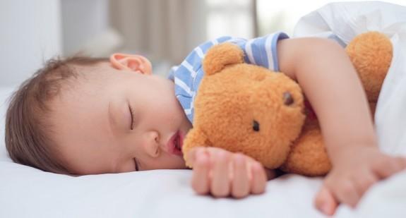 Ile powinno spać dziecko w ciągu dnia bądź w trakcie nocy w zależności od wieku?
