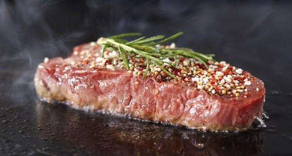 Mięso to najlepsze źródło białka, ale może być też niebezpieczne dla zdrowia. Jak bardzo mięso nam szkodzi?  