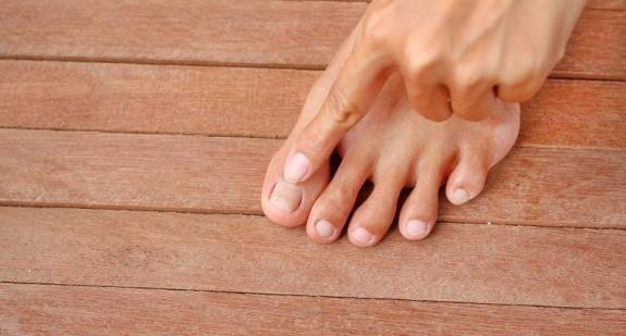 Zanokcica to choroba palców dłoni i stóp: objawy, rodzaje, przyczyny i leczenie