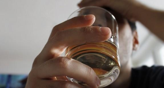 Majaczenie alkoholowe – jakie daje objawy i jak przebiega leczenie?
