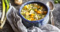 Krupnik – idealna zupa na zimę. Oczyszcza jelita i wzmacnia organizm 