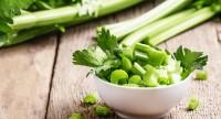 Seler naciowy – niskokaloryczne warzywo o właściwościach oczyszczających: wartości odżywcze, właściwości zdrowotne, propozycje podania 
