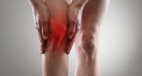 Spuchnięte kolano: przyczyny, objawy, sposoby na zmniejszenie opuchlizny 